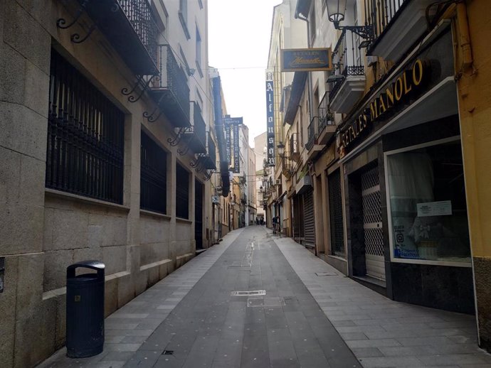 Calle Moret de Cáceres con comercios cerrados