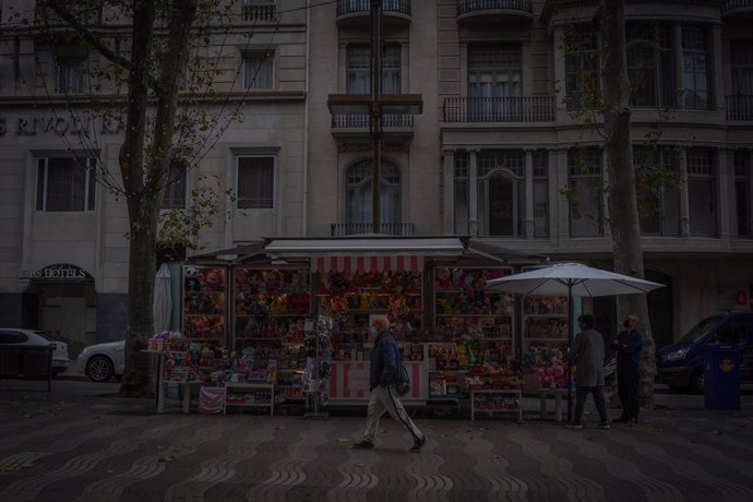 Una mujer camina frente al Hotel Palace en Barcelona, Catalunya (España), a 16 de noviembre de 2020. 