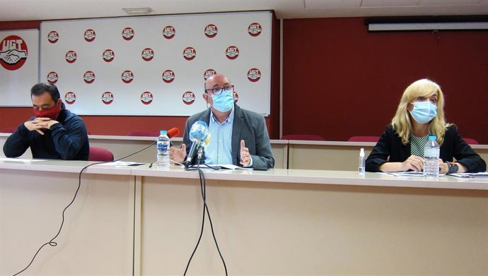 Salazar (c), en la rueda de prensa de UGT.