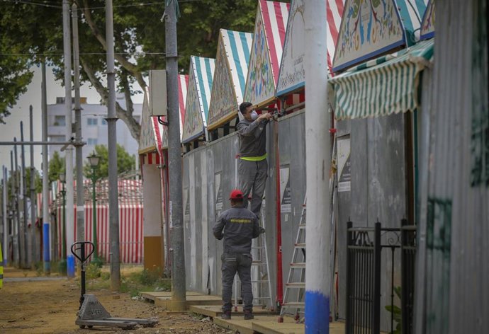 Desmantelamiento de las instalaciones de la Feria de Abril tras su cancelación en 2020