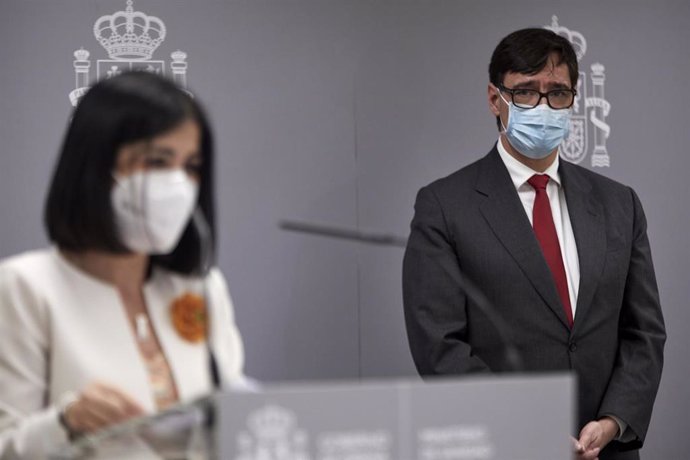 (I-D) La ministra de Sanidad, Carolina Darias, y el anterior titular de ese departamento y actual candidato del PSC a las elecciones catalanas, Salvador Illa, durante el acto de traspaso de la cartera.