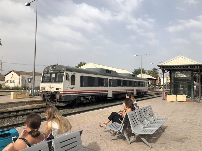 Estación de tren en El Carmen, tren, Renfe, cercanías, AVE