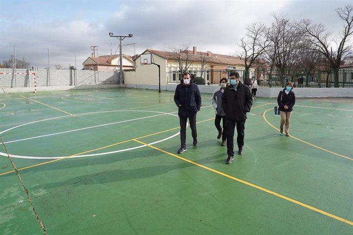 El alcalde de Valladolid y el concejal de Participación Ciudadana y Deportes visitan la cancha deportiva y, al fondo, el nuevo Centro de participación vecinal en el barrio de La Overuela.