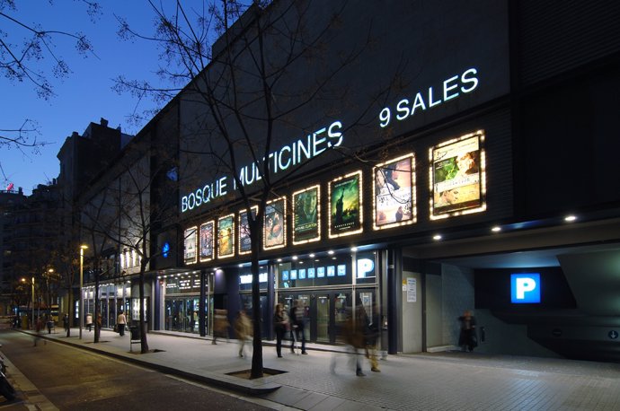 Fachada del Cine Bosque del Grup Balañá, en Barcelona, en una imagen de archivo.