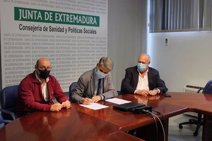 Firma del contrato entre la Junta de Extremadura y Ambucoex para prestar el servicio de transporte sanitario terrestre en la región