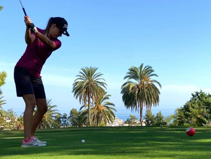 Una mujer practica golf en un campo de la Costa del Sol