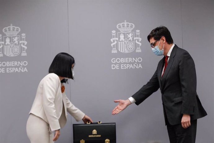 La nueva ministra de Sanidad, Carolina Darias (i) y el anterior titular de ese departamento y actual candidato del PSC a las elecciones catalanas, Salvador Illa (d), durante el acto de traspaso de la cartera del Ministerio de Sanidad, en Madrid (España)