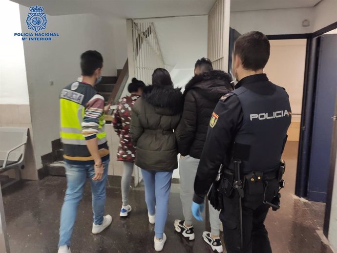 Ocho detenidos por reventar varias puertas de seguridad para 'okupar' dos viviendas en Palma.