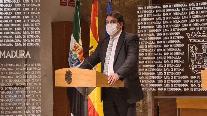 El vicepresidente segundo y consejero de Sanidad y Servicios Sociales, José María Vergeles, en rueda de prensa tras el Consejo de Gobierno de la Junta