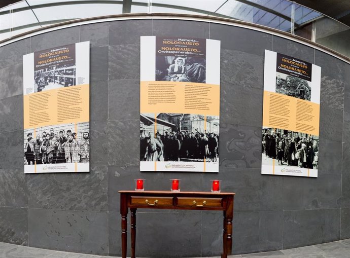 Montaje en el Atrio del Parlamento de Navarra por el Día del Holocausto