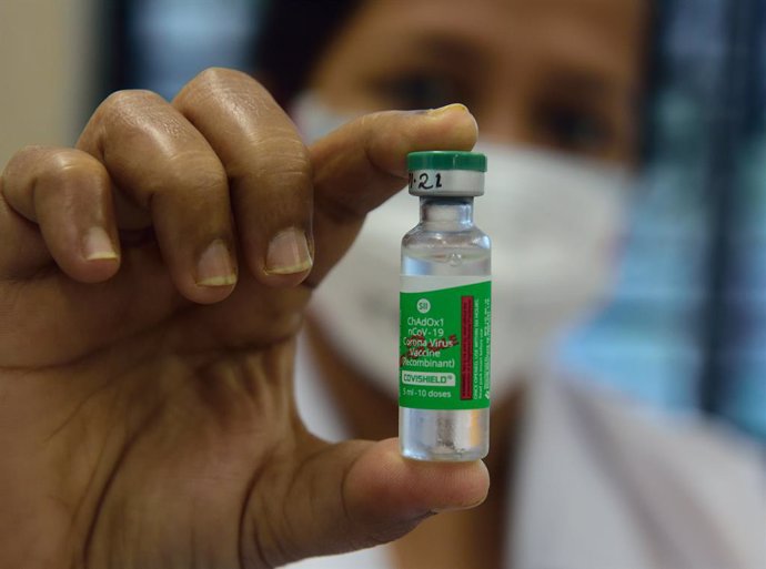 19 January 2021, India, Kolkata: A health worker holds a bottle of Coronavirus vaccine called "Covischield", developed by AstraZeneca in partnership with Oxford University. Photo: Sumit Sanyal/SOPA Images via ZUMA Wire/dpa