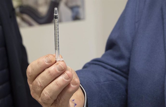 El consejero de Salud y Familias, Jesús Aguirre con una jeringuilla del modelo utilizado para administrar la vacuna de Pfizer.