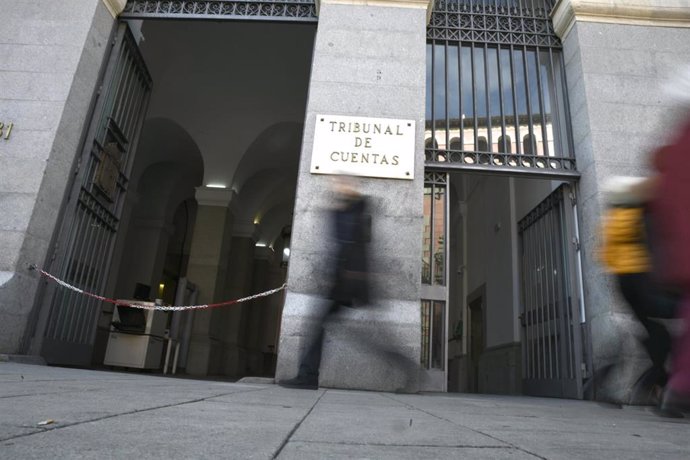 Puerta principal del edificio del Tribunal de Cuentas en la Calle Fuecarral , número 81 de Madrid (España).