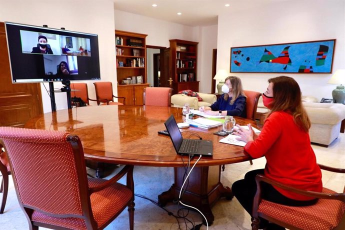 La presidenta del Govern, Francina Armengol, y la consellera de Salud, Patricia Gómez, mantienen una videoconferencia con responsables de Formentera