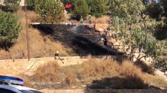 Los Bomberos Extinguen Un Incendio Forestal En La Ladera Del Castillosan Fernando
