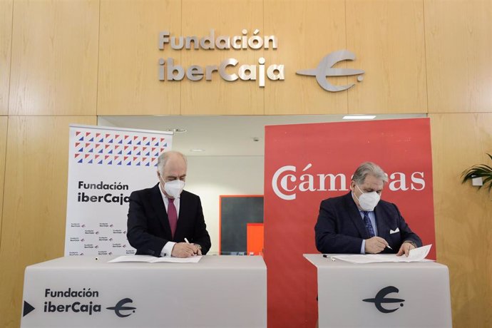 José Luis Rodrigo, director general de Fundación Ibercaja,  y Manuel Teruel, preidente de la Cámara de Comercio,  firman el convenio