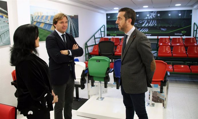 El delegado del Gobierno andaluz en Córddoba, Antonio Repullo (centro), visita la empresa Daplast en una imagen de archivo.