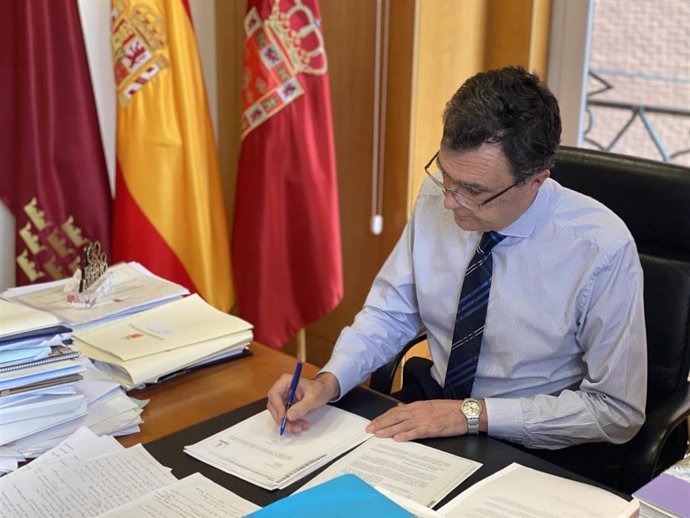 El alcalde de Murcia, José Ballesta, firma el decreto que amplía en 15 días la implantación de las medidas frente al coronavirus que entraron en vigor el 16 de enero