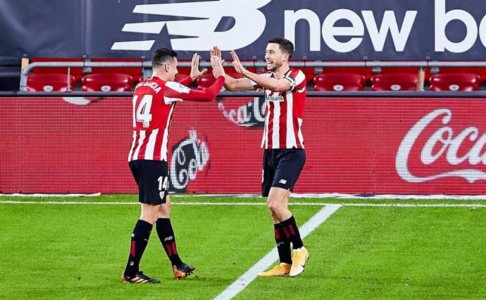 Oscar De Marcos celebra con Dani García su gol en el Athletic-Getafe de LaLiga Santander 2020-2021
