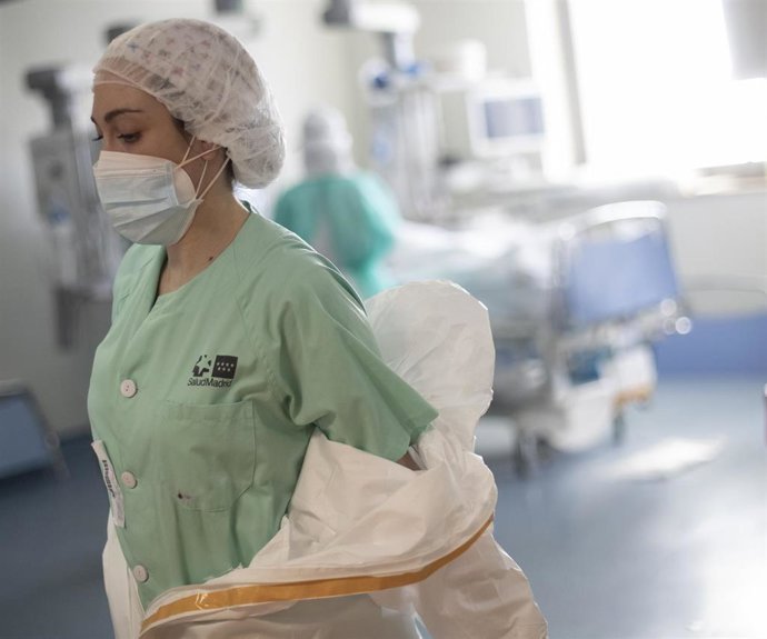 Una sanitaria se quita el traje de protección en la Unidad de Cuidados Intensivos (UCI) 