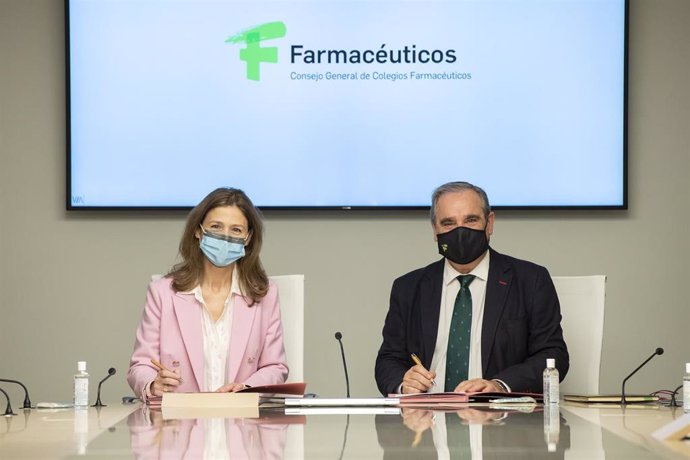 La directora de la Agencia Española de Medicamentos y Productos Sanitarios (AEMPS), María Jesús Lamas, y el presidente del Consejo General de Colegios Farmacéuticos, Jesús Aguilar.
