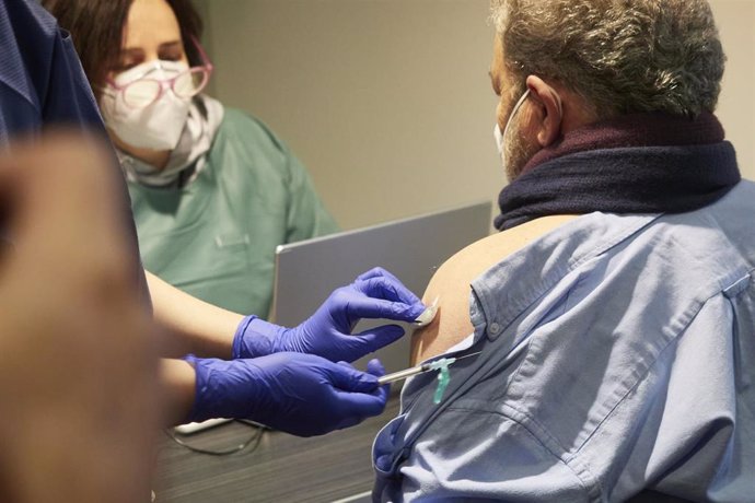 Un trabajador sanitario es vacunado contra la COVID-19 en Pamplona