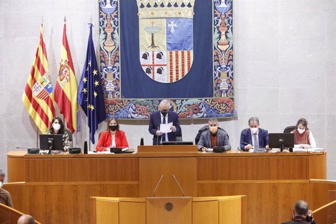El presidente de las Cortes de Aragón, Javier Sada, lee una declaración institucional donde el Parlamento autonómico se compromete a trabajar para paliar el impacto de la pandemia de la COVID-19 en personas con cáncer.