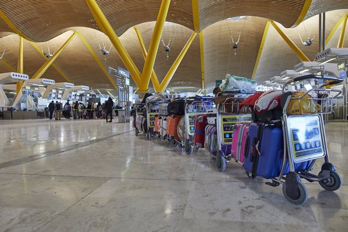 Una fila de maletas distribuidas en las instalaciones de la Terminal 4 del aeropuerto Madrid-Barajas Adolfo Suárez, en Madrid (España), a 12 de enero de 2021. Las conexiones del aeropuerto Madrid-Barajas Adolfo Suárez siguen este martes sufriendo cancel