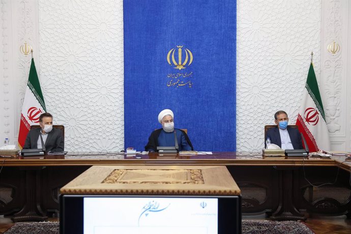El presidente de Irán, Hasán Rohani (c), junto al vicepresidente Eshaq Jahangiri (d) y el jefe de la oficina de la Presidencia, Mahmud Vaezi  (i)