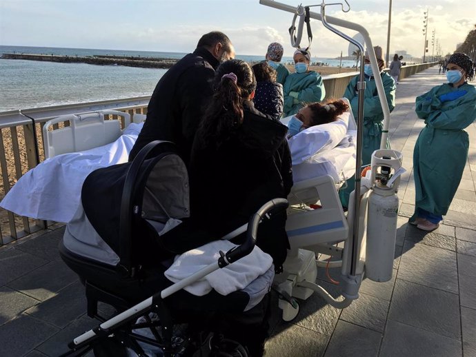 Una madre se reencuentra con su bebé tras tres semanas en la UCI del Hospital del Mar