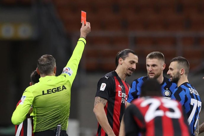 Ibrahimovic ve la roja ante el Inter