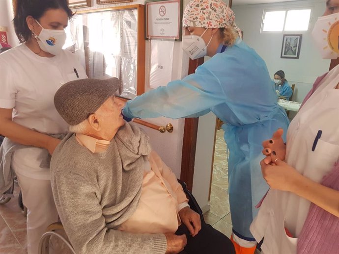 Vacunación de la segunda dosis en una residencia de Punta Umbría.