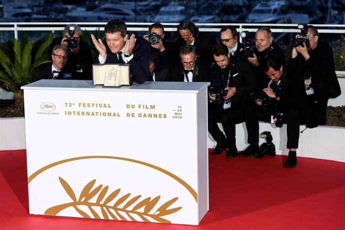 25 May 2019, France, Cannes: panish actor Antonio Banderas poses with his Best Actor Award for his performance in the movie 'Dolor y Gloria (Pain and Glory)' during the Award Winners photocall at the 72nd annual Cannes Film Festival. Photo: -/Imagespace