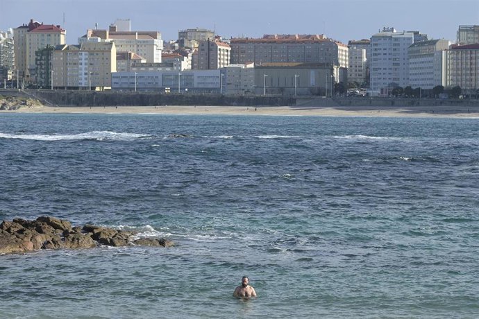 Un hombre se baña en una playa de A Coruña, Galicia (España), a 10 de enero de 2021. En la jornada de este domingo, para la que se espera una ligera subida de las temperaturas, ya no habrá situación de alerta por frío en Galicia. Y es que, hasta la maña