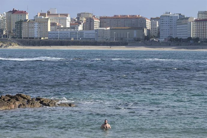 Un hombre se baña en una playa de A Coruña, Galicia (España), a 10 de enero de 2021. En la jornada de este domingo, para la que se espera una ligera subida de las temperaturas, ya no habrá situación de alerta por frío en Galicia. Y es que, hasta la maña