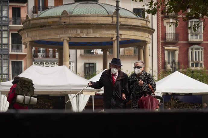Transeünts passegen per un carrer de Pamplona protegits amb mascarilla a causa de la crisi sanitria del Covid-19, a Pamplona, Navarra, (Espanya), a 11 d'octubre de 2020.