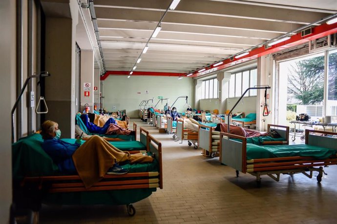 Pacientes en un hospital de Brescia, Italia, durante la pendemia de coronavirus.