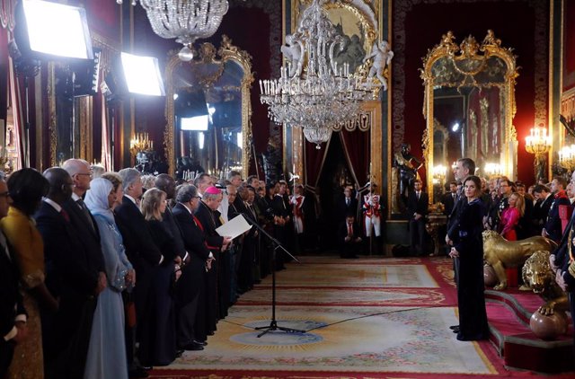 El nuncio vaticano en España, Bernardito Auza toma la palabra junto al rey Felipe VI y la reina Letizia durante la recepción del cuerpo diplomático acreditado en España de 2020
