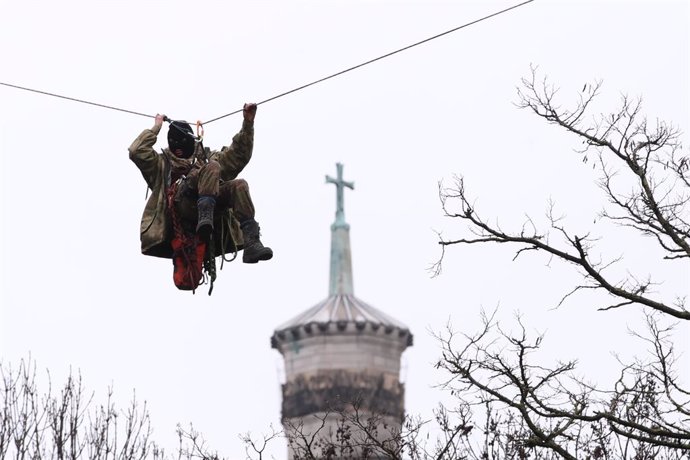 Uno de los manifestantes colgado de un cable.