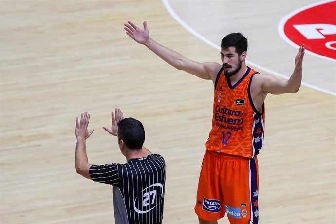 Nikola Kalinic se lamenta durante un partido del Valencia Basket