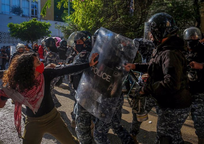 29 December 2020, Lebanon, Beirut: Riot policemen clash with university students and anti-government activists during a demonstration against high tuition fees amid the ongoing economic crisis and political impasse, outside the American University in Be