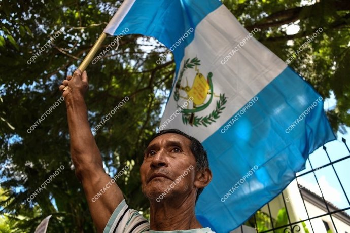 Un guatemalteco con la bandera del país.
