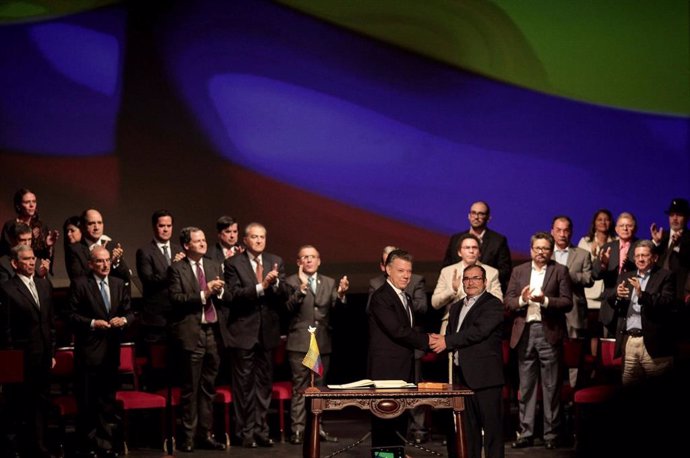 El expresidente de Colombia Juan Manuel Santos y Rodrigo Londoño, junto al resto del alta mando de las extintas FARC en la firma de los acuerdos de paz de 2016.