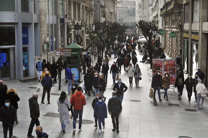 Gente en las calles de la ciudad durante las fiestas navideñas en Ourense, Galicia (España), a 25 de diciembre de 2020. Ourense es la única ciudad gallega sin restricciones de movilidad y con las menores medidas posibles en la hostelería.