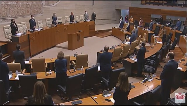Minuto de silencio en la Asamblea de Extremadura en memoria de las víctimas acaecidas por la pandemia de la Covid19 y en memoria del diputado autonómico y alcalde de Badajoz, Miguel Celdrán