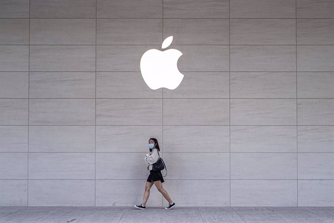 15 November 2020, Taiwan, Taipei: A woman wears a face mask walks past an Apple store after the launch of the new iPhone 12 series. Photo: Walid Berrazeg/SOPA Images via ZUMA Wire/dpa