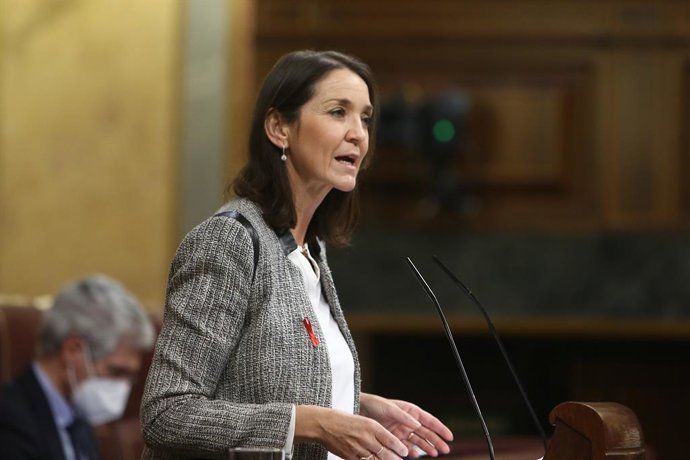La ministra de Industria, Turismo y Comercio, Reyes Maroto, interviene durante una sesión plenaria en la Cámara Baja, en Madrid (España), a 1 de diciembre de 2020. El Pleno afronta desde ayer la fase final del debate del proyecto de Presupuestos General