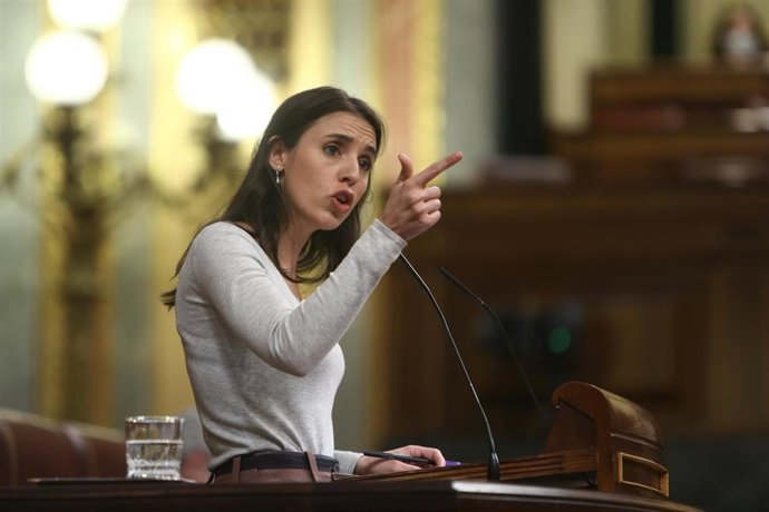 La ministra de Igualdad, Irene Montero, interviene durante una sesión plenaria en el Congreso de los Diputados.