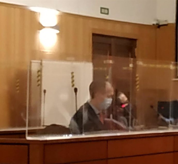 El abogado, en primer plano, junto al condenado durante la vista en la Audiencia de Valladolid.