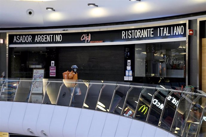 Un restaurante cerrado en el centro comercial Marineda, el día de la entrada en vigor de una nueva restricción que obliga a cerrar el comercio no esencial a las 18.00 horas, en A Coruña, Galicia, (España).